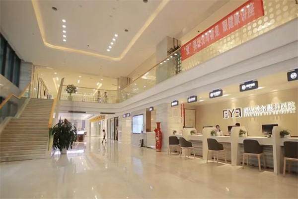 西安爱尔眼科医院马勇手术风格稳准细致 近视手术选他术后恢复更顺畅