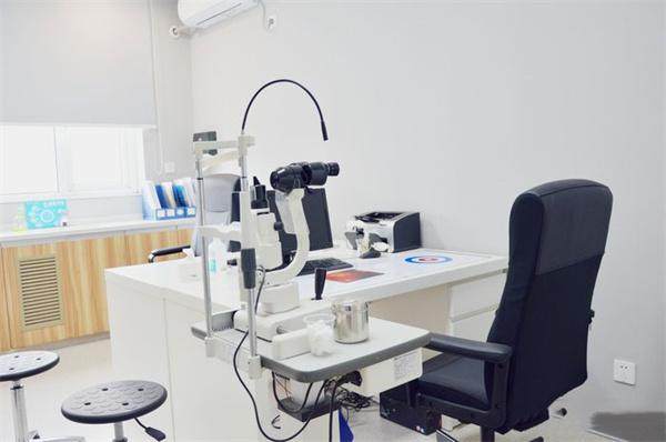 北京华德眼科医院张小建医生的综合评价