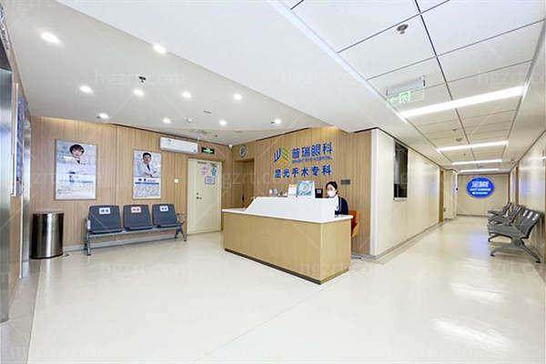 中小学生视力筛查|医生亲诊 规范筛查流程 专业分析 定制防控方案